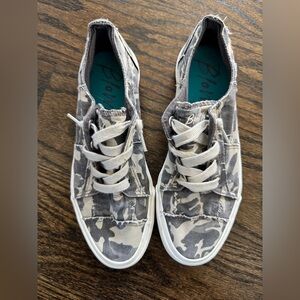 Blowfish Gray Green Camo Sneakers slip on 8